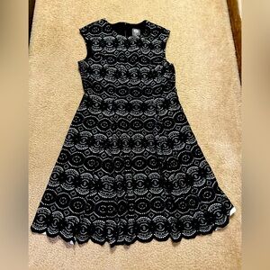Women’s Vince Camuto Black and White Dress with pockets. Size 10